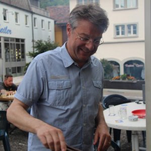 Victor beim Grillieren